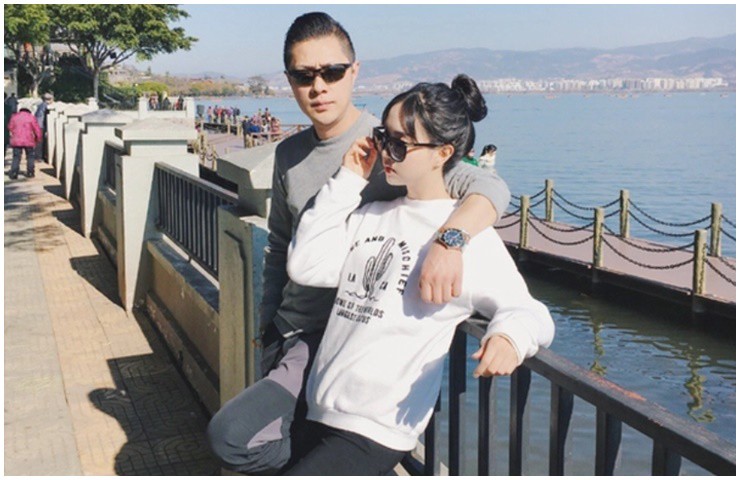 Nguyên do là vì người bố quá trẻ trung dù đã bước sang tuổi 54 với vóc dáng cao ráo.&nbsp;
