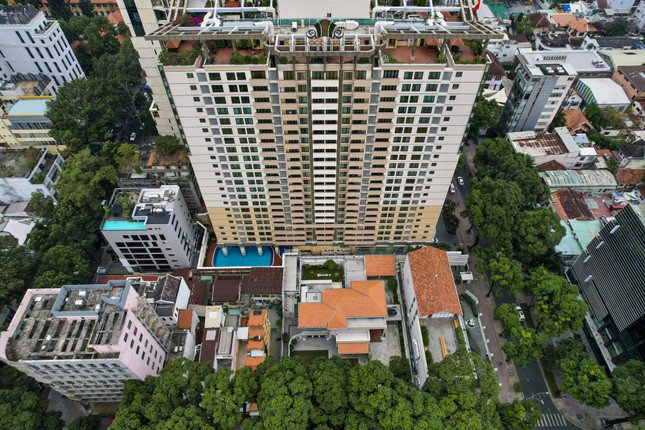 Toàn cảnh cao ốc căn hộ dịch vụ cao cấp Sherwood Residence - được cho là nơi ở của bà Lan trước khi bị bắt.