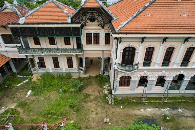 Bên ngoài tòa nhà gần như đã hoàn thiện. Bức tường bao bọc tòa nhà, các công trình phụ bên ngoài cũng đã được xây dựng gần xong.