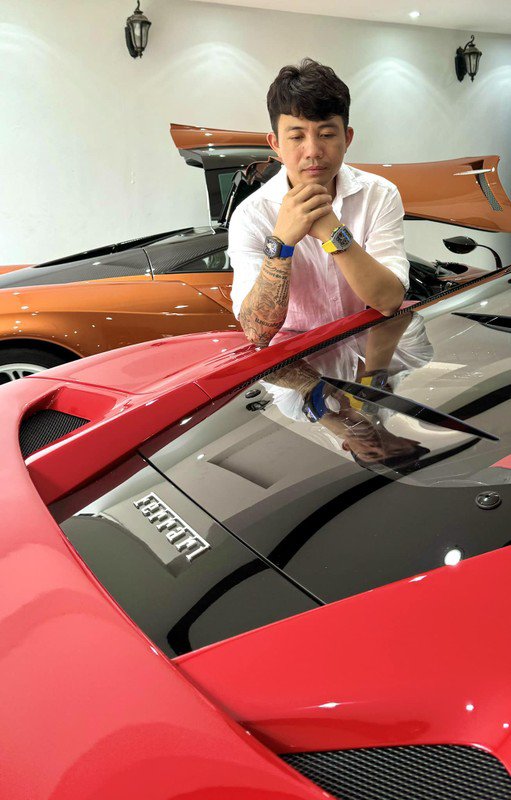 Doanh nhân Phạm Trần Nhật Minh được nhiều người biết đến với cái tên đại gia Minh Nhựa. Nam doanh nhân nổi tiếng với các “siêu phẩm” đình đám như Bugatti Veyron, Lamborghini Aventador SV, Pagani Huayra... Ảnh: FBNV