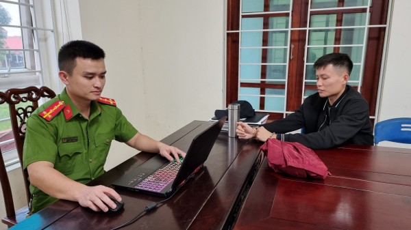 Cảnh sát lấy lời khai của đối tượng Nguyễn Tuấn Anh