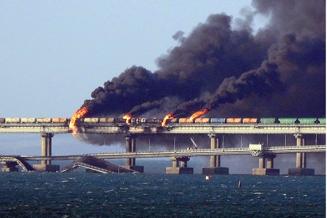 Cầu Crimea bị đánh bom ngày 8/10/2022. (Ảnh: Tass)