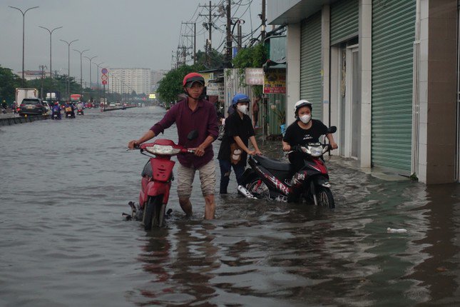Mưa lớn kết hợp triều cường vào ngày 29/10 vừa qua đã khiến quốc lộ 1, đoạn qua phường Bình Trị Đông B (quận Bình Tân, TPHCM) bị ngập sâu. Ảnh: Hữu Huy