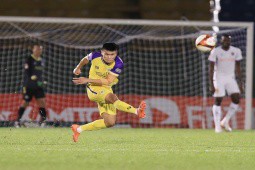 Mãn nhãn tiền đạo ĐT Việt Nam ghi siêu phẩm từ giữa sân, gây sốt V-League