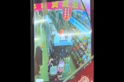 Phi thường - kỳ quặc - Kinh hoàng khoảnh khắc sàn nhà siêu thị bất ngờ sụt lún ở Trung Quốc