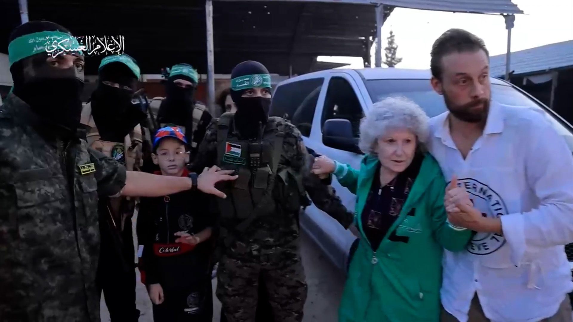 Hình ảnh trích xuất từ video khi Hamas giao 24 con tin cho đại diện Hội Chữ thập đỏ ở Gaza.