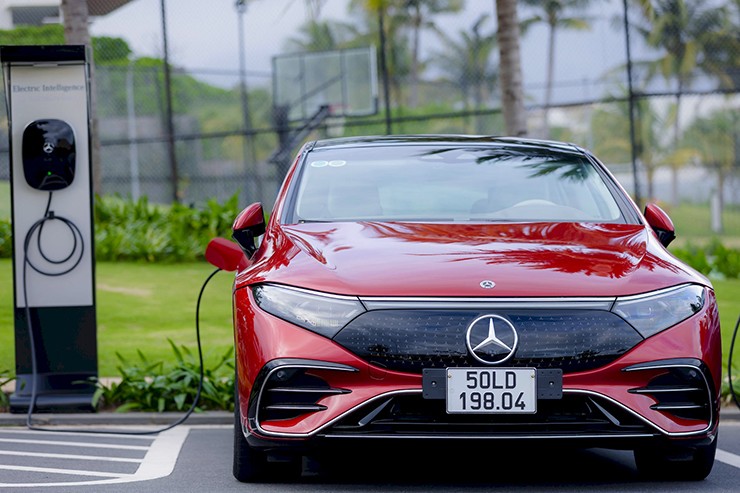 Mercedes-Benz Việt Nam tặng bộ sạc gần 50 triệu đồng cho khách mua xe điện - 1