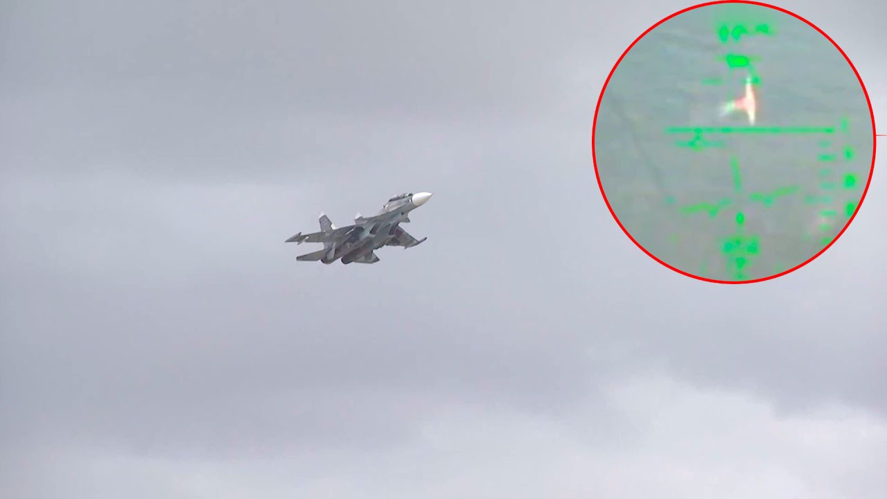 Chiến đấu cơ Su-30SM của Nga xuất kích, đánh chặn mục tiêu gần Crimea.
