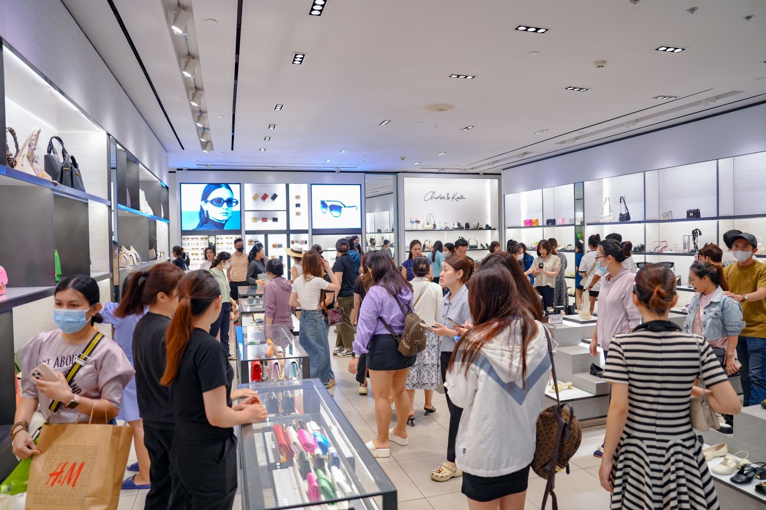 Charles &amp; Keith đón hàng nghìn lượt khách mua sắm mỗi ngày