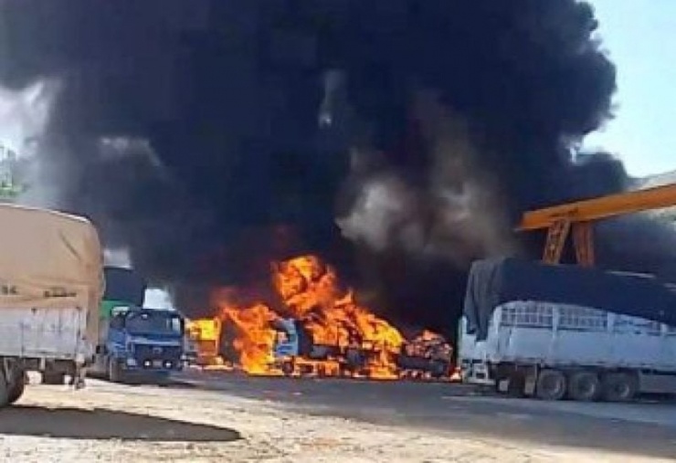 Xe tải bốc cháy tại cửa khẩu Kyinsankyawt trên biên giới Myanmar-Trung Quốc hôm 23-11. Ảnh: REUTERS