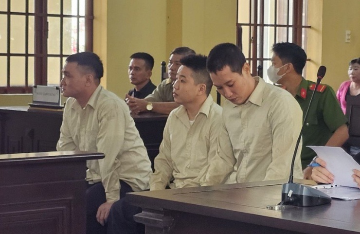 Ba bị cáo do mâu thuẫn trong lúc lái xe đã đánh bị hại chấn thương sọ não, tử vong. Ảnh: SONG MAI