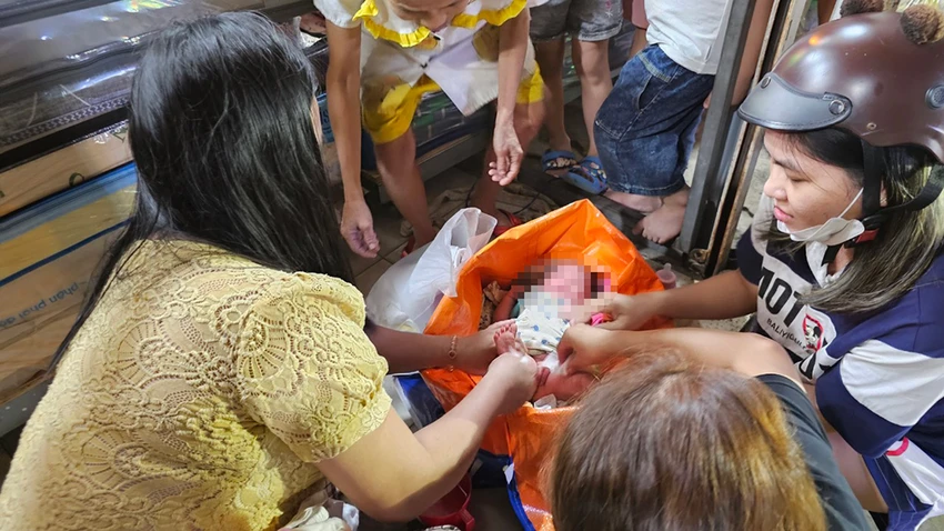 Bé gái sơ sinh được người dân phát hiện bị ai đó bỏ rơi trong con hẻm trên địa bàn quận Bình Tân. Ảnh: HT