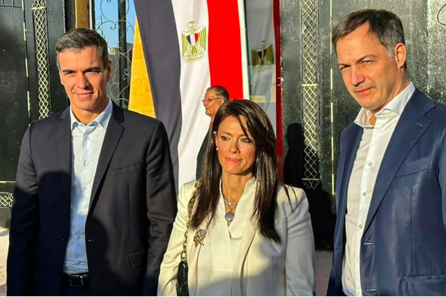Thủ tướng Tây Ban Nha Pedro Sanchez (trái) và người đồng cấp Bỉ Alexander De Croo (phải) thăm cửa khẩu Rafah ở biên giới giữa Ai Cập và Dải Gaza cùng Bộ trưởng Hợp tác quốc tế Ai Cập Rania al-Mashat. (Ảnh: AP)