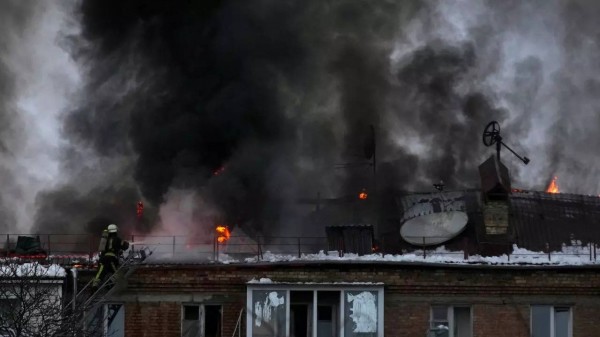 Khói đen bốc lên từ hiện trường một vụ không kích gần Kiev tháng 11 năm ngoái. Ảnh: Reuters