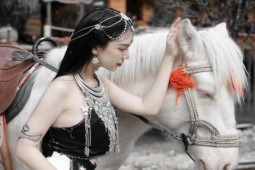 Cưỡi ngựa, bắn cung, nữ diễn viên 20 tuổi diện áo yếm khoe da trắng phát sáng, dáng nuột nà