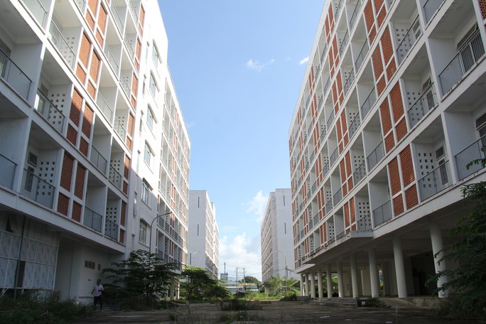 7 tòa ký túc xá thuộc 2 dự án Khu Ký túc xá tập trung phía Tây thành phố và Khu Ký túc xá tập trung phía Tây thành phố mở rộng, có tổng vốn đầu tư gần 700 tỉ đồng từ nguồn vốn trái phiếu Chính phủ