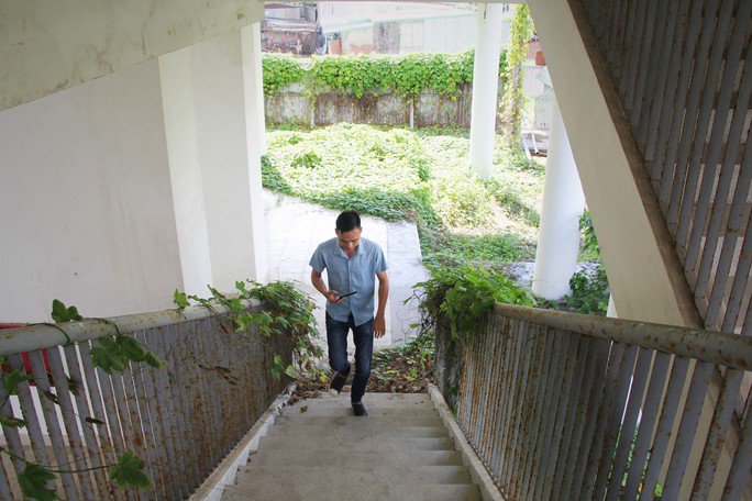 Chứng kiến hàng trăm căn hộ bề thế, “điện nước đầy đủ” nhưng lại nằm phơi nắng mưa chờ hoang hóa, nhiều người dân không tránh khỏi sốt ruột