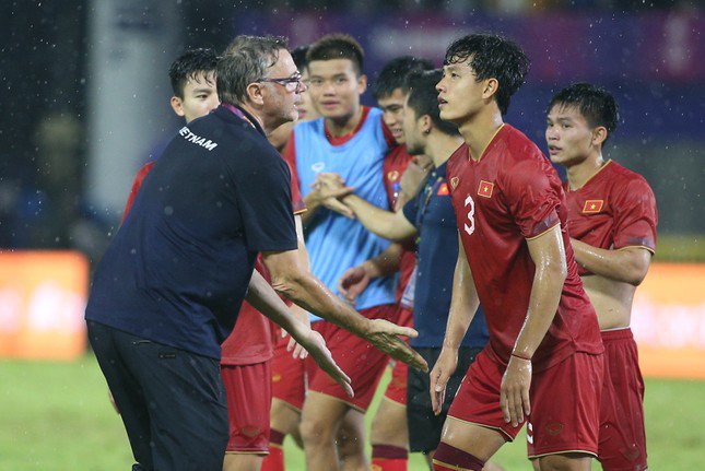 HLV Philippe Troussier và các học trò.