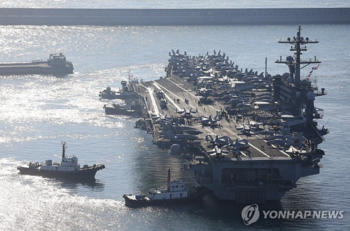 Tàu sân bay chạy bằng năng lượng hạt nhân USS Carl Vinson của Mỹ đến Busan – Hàn Quốc vào ngày 21-11. Ảnh: YONHAP