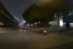 Tin tức trong ngày - Clip: Chạy xe máy như tự sát gặp thanh niên phóng nhanh, tài xế rước họa vào thân