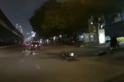 Clip: Chạy xe máy như tự sát gặp thanh niên phóng nhanh, tài xế rước họa vào thân