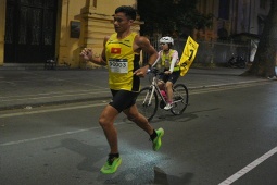 Thể thao - &quot;Lão tướng&quot; Nguyễn Văn Lai phá kỷ lục chạy 42km giải Marathon Hanoi Midnight