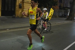 Thể thao - "Lão tướng" Nguyễn Văn Lai phá kỷ lục chạy 42km giải Marathon Hanoi Midnight
