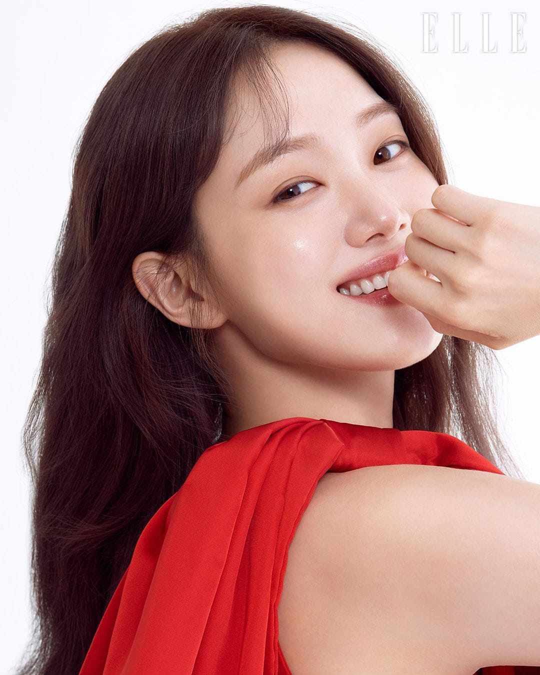 Làn da trắng mịn, căng bóng của Lee Sung Kyung.