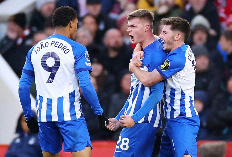 Ferguson (giữa) thiết lập cột mốc đáng nhớ