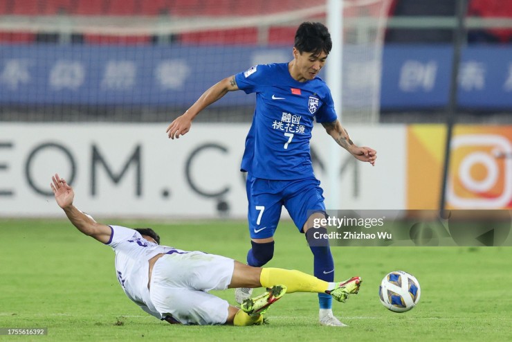 Wei Shihao bị phạt nặng vì hành vi phi thể thao với Xuân Mạnh