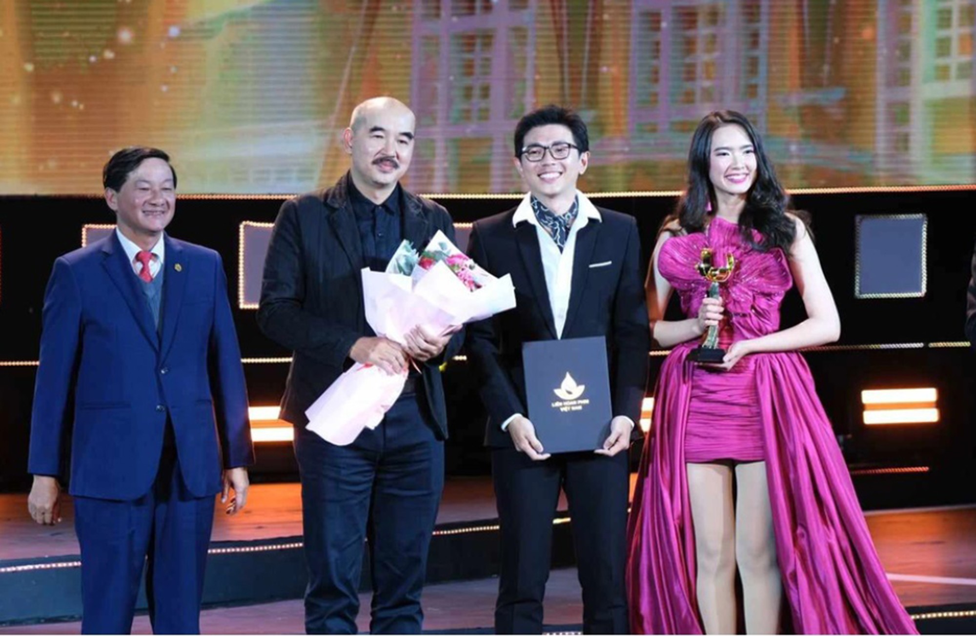 Bộ phim Tro tàn rực rỡ của đạo diễn Bùi Thạc Chuyên (thứ 2 từ trái qua) gặt hái 5 giải thưởng