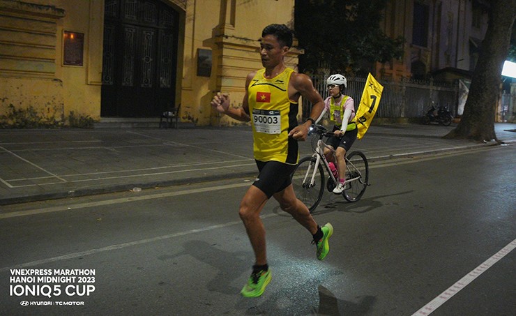 Nguyễn Văn Lai phá sâu&nbsp;kỷ lục 42km của&nbsp;hệ thống VnExpress Marathon
