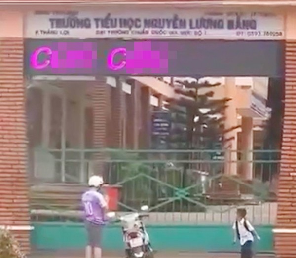 Nội dung phản cảm trước cổng trường học