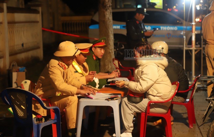 Công an còn xử lý 378 trường hợp vi phạm khác như để hàng trong khoang hành lý, không đội mũ bảo hiểm, không thắt dây an toàn..., trong đó 28 xe khách, 60 xe tải, 36 ô tô, 4 xe container, 240 mô tô. Ảnh: VT