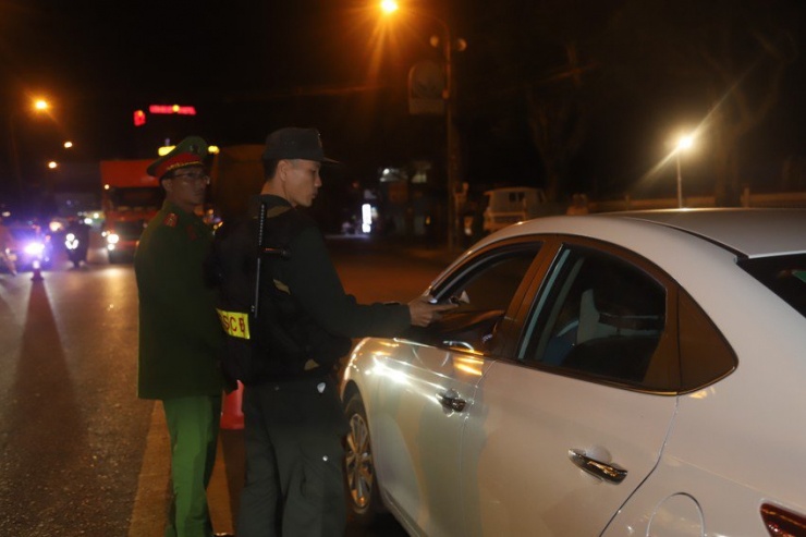 Lực lượng CSGT đã tạm giữ phương tiện để xử lý 264 lái xe vi phạm nồng độ cồn cùng 777 trường hợp lái xe vi phạm tốc độ. Ảnh: VT