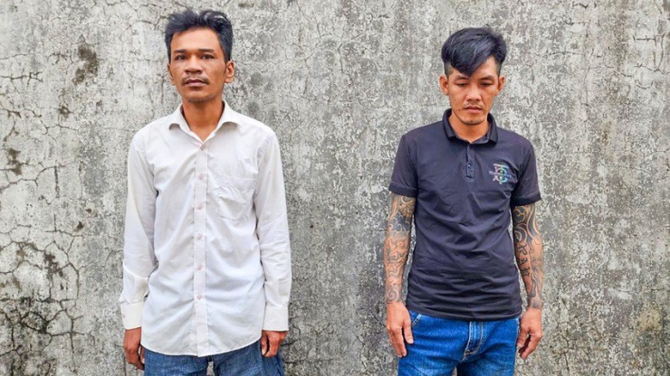 Lâm Văn Thương (bên trái) và Thái Văn Chiến bị bắt tạm giam để tiếp tục điều tra tội cướp giật tài sản. Ảnh: VĂN VŨ
