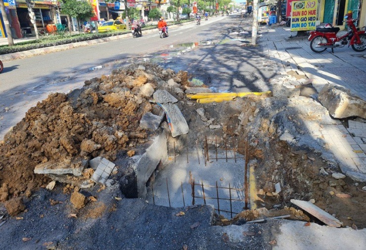 Ngay cửa cống thoát nước được đổ bê tông, cọc sắt nhọn nhưng không rào chắn cẩn thận