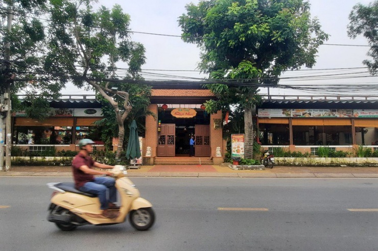 Nhà hàng Quê Nhà tại phường Thảo Điền được phát hiện có công trình trái phép. Ảnh: TS