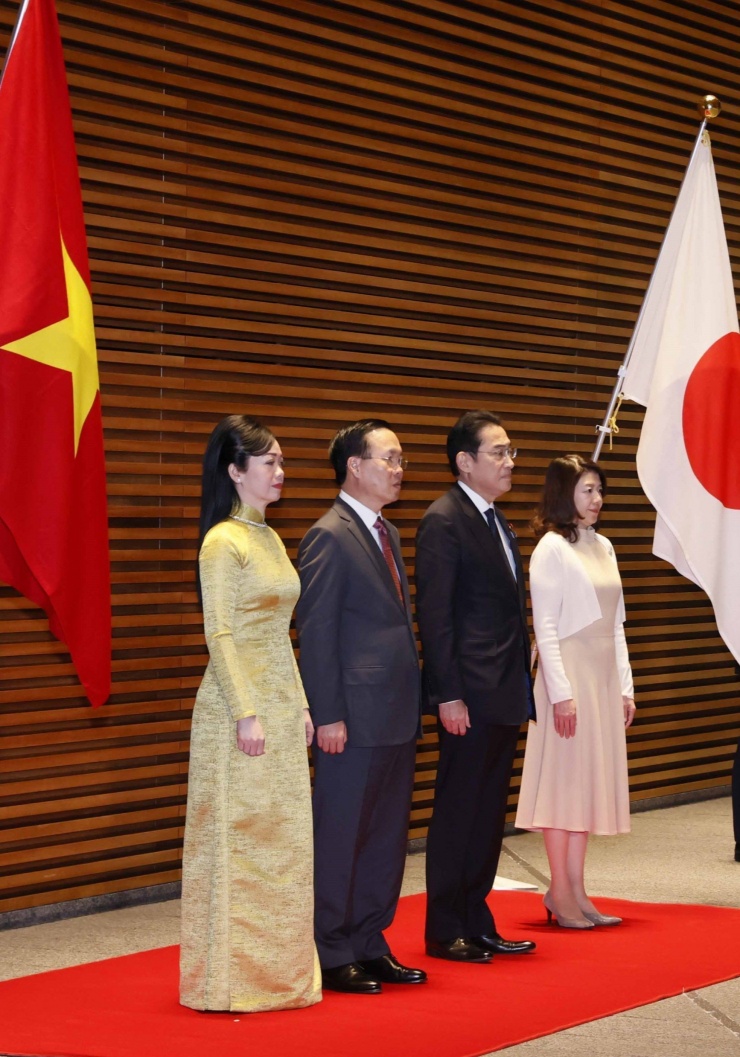 Chủ tịch nước Võ Văn Thưởng và Phu nhân cùng Thủ tướng Nhật Bản Fumio Kishida và Phu nhân tại lễ đón. (Ảnh: Thống Nhất/TTXVN)