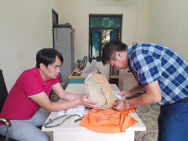 Cán bộ bảo tàng tỉnh tiến hành phục dựng lại chậu đồng cổ.