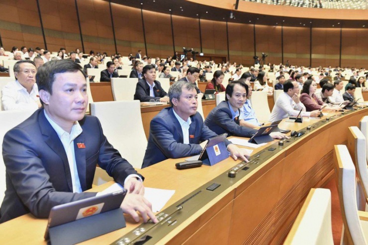 Các đại biểu bấm nút thông qua Luật Căn cước.