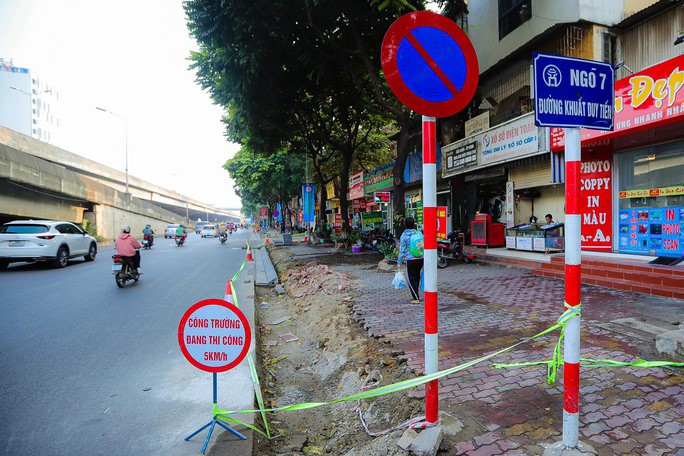 Ghi nhận của PV, thời điểm cuối năm, nhiều tuyến phố ở Hà Nội, vỉa hè lại bị đào xới để lát lại, làm gờ đường, cống thoát nước, gây ảnh hưởng tới sinh hoạt và kinh doanh của người dân