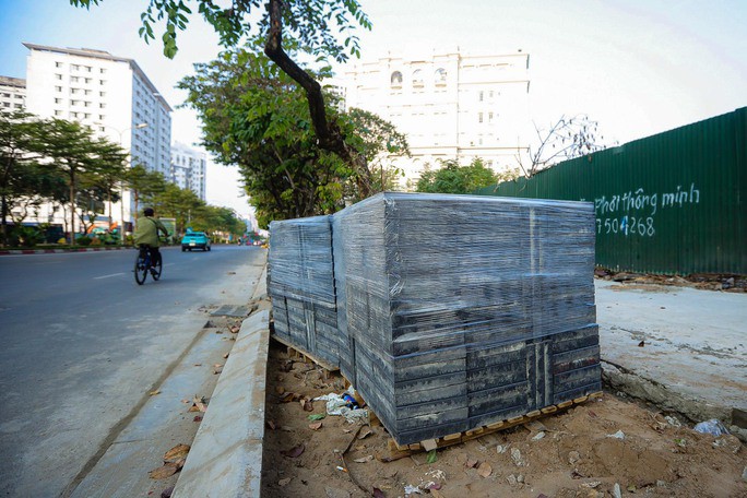 Vật liệu xây dựng chất đống trên đường Trần Thái Tông nhiều ngày qua gây khó khăn cho phương tiện qua lại