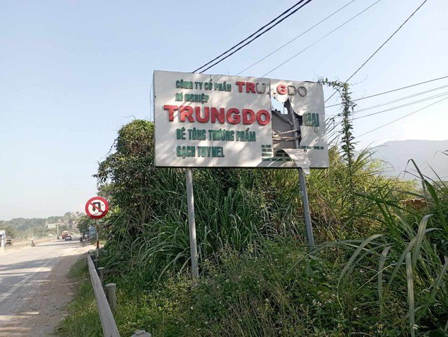 Nổ mìn ở mỏ, đá văng tràn lan quốc lộ, làm sập tường nhà dân - 5