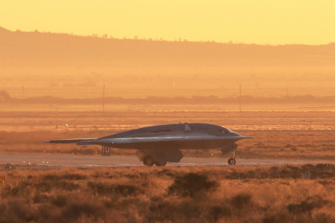 Máy bay ném bom hạt nhân Raider B-21 của Mỹ lần đầu cất cánh hôm 10-11. Ảnh: Reuters