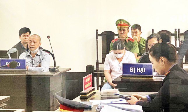 Bị cáo Lê Quang Minh (trái) tại phiên tòa sơ thẩm