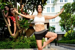 Làm đẹp - Hồng Nhung U60 vẫn khiến đàn em phải xuýt xoa vì thân hình dẻo dai, săn chắc