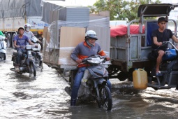 Tin tức trong ngày - Người dân TP.HCM quay cuồng trên “phố sông” trong ngày triều cường