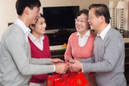 Bạn trẻ - Cuộc sống - Tưởng em rể tặng quà bố mẹ vợ là có âm mưu, nghe mẹ nói vợ chồng tôi xấu hổ