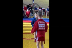 Clip hài hước - Cậu bé với khuôn mặt "khó ở" khiến đối thủ chạy mất dép